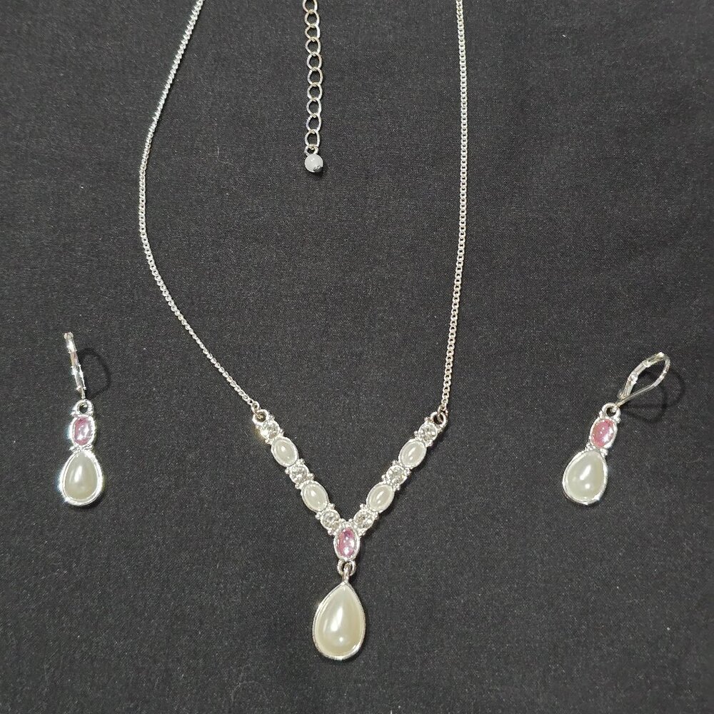 AVON Necklace and Earrings Set